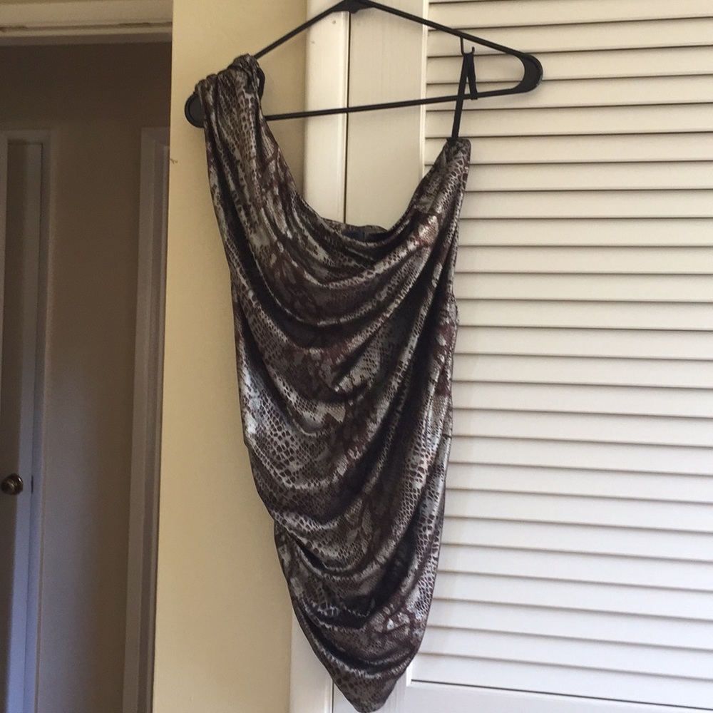 Single shoulder sleeve tunic